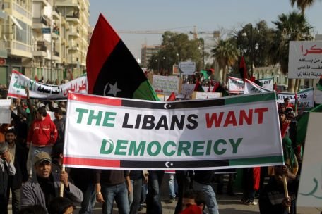 Libia: Forţele lui Gaddafi folosesc scuturi umane. Rebelii se plâng de ineficienţa NATO