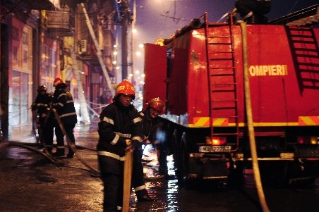 O casă din Bucureşti a ars în totalitate