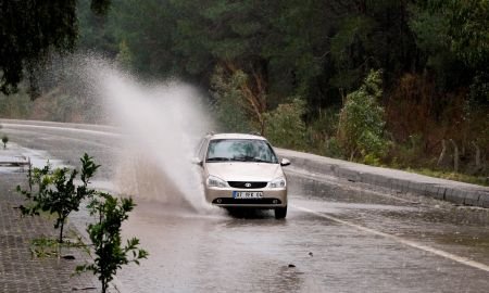 Furtună în Maramureş: A plouat torenţial şi a căzut grindină