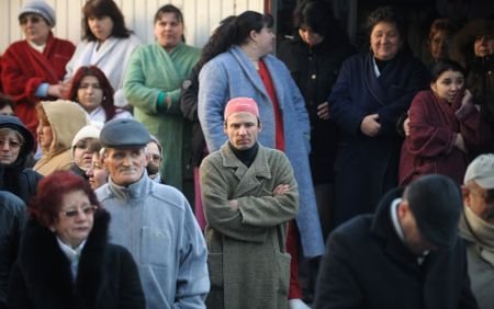 Protest în Bălceşti faţă de închiderea spitalului. Un alt bărbat, luat cu ambulanţa