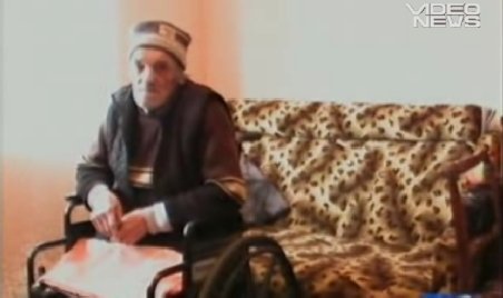 Un bătrân invalid a ajuns să trăiască în Primărie, după ce sanatoriul în care era internat s-a închis