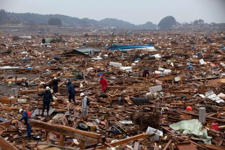 Japonezii predau la poliţie bani şi obiecte de valoare găsite printre resturile lăsate de tsunami