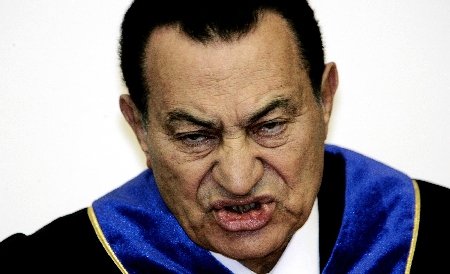 Fostul preşedinte egiptean, Hosni Mubarak, transportat de urgenţă la spital
