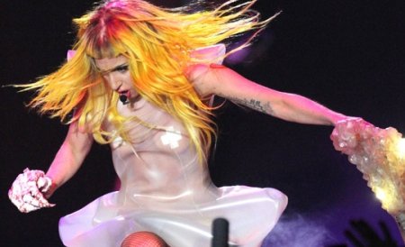 Lady Gaga a căzut pe scenă în timpul unui concert din Statele Unite