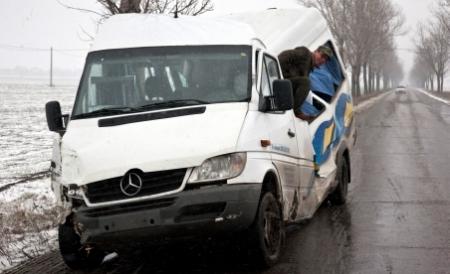 Reşiţa. Opt persoane rănite, după ce un microbuz şcolar s-a ciocnit cu un TIR 