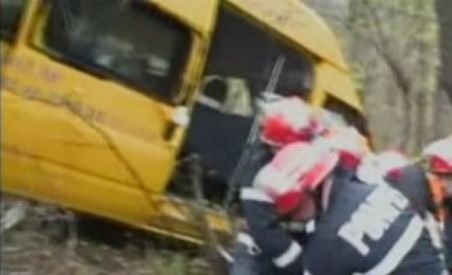Un microbuz care transporta copiii spre şcoală a sărit peste un parapet