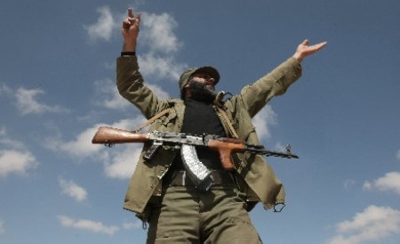 Franţa şi Marea Britanie cer NATO să ajute rebelii din Libia
