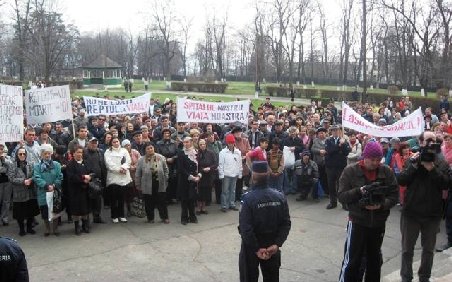 Proteste la spitalul orăşenesc din Comăneşti