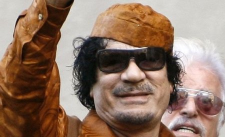 Muammar Gaddafi a făcut paradă prin Tripoli în timp ce avioanele NATO bombardau oraşul