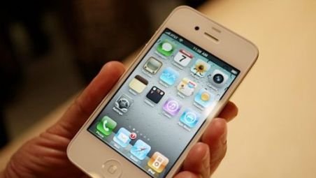 iPhone 4, disponibil pe alb, după zece luni de aşteptare