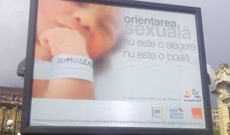 Panou publicitar controversat în Timişoara: Afişul arată un bebeluş cu o braţară pe care scrie „homosexual“