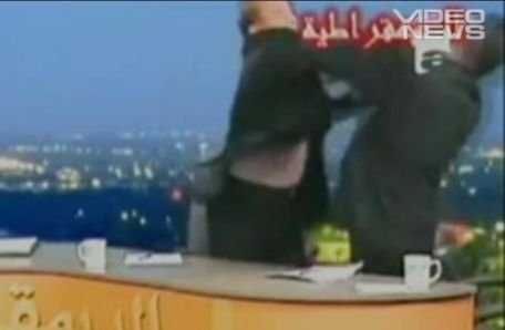 Bătaie în direct. Doi politicieni din Irak îşi împart pumni în timpul unei emisiuni televizate