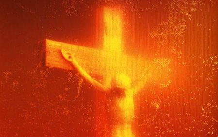 Fotografie cu un crucifix scufundat în urină, distrusă de un grup de ultraortodocşi