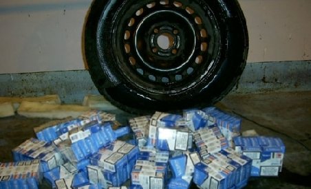 Peste o mie de pachete de ţigări de contrabandă, descoperite în pneurile a două maşini