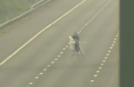 Sport extrem. Un bărbat îşi calcă o cămaşă pe cea mai circulată autostradă din Marea Britanie