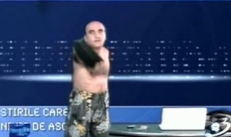 Emisiune pamflet cu imagini incredibile, la televiziunea publică: Un crainic face striptease