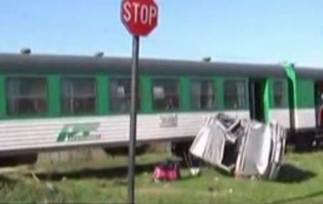Maşină spulberată de tren: O şoferiţă începătoare a pus în pericol viaţa a patru oameni
