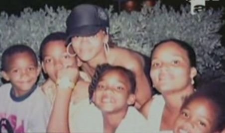 Rihanna are trei surori vitrege făcute de tatăl ei cu trei femei diferite