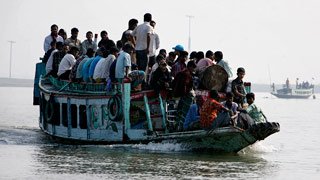 Un feribot cu 100 de pasageri s-a scufundat într-un râu din Bangladesh