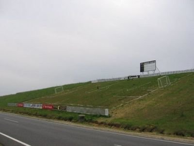 Oradea. Autorităţile construiesc un teren de fotbal în pantă