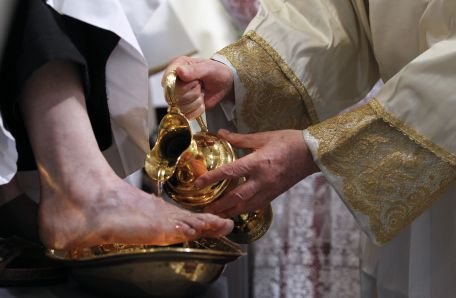 Papa Benedict a celebrat Cina cea de Taină şi a spălat picioarele a 12 preoţi