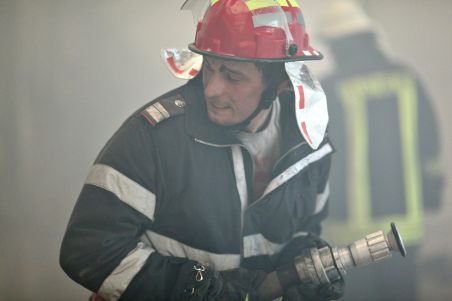 Incendiu la un bloc din Drobeta Turnu Severin. Un copil de 15 ani a murit