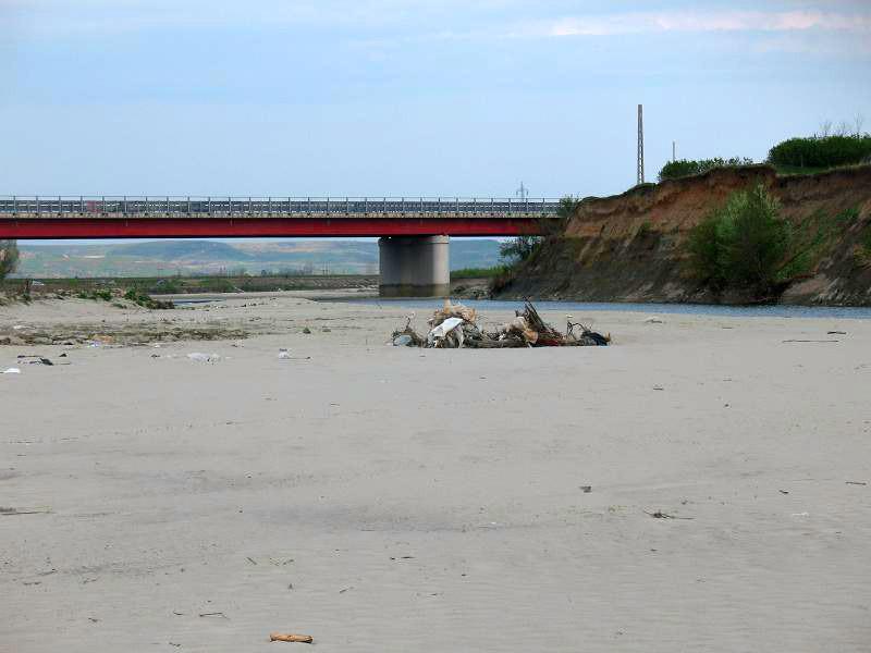 Râul Argeş, acoperit de gunoaie, ignorat de autorităţile statului 93790