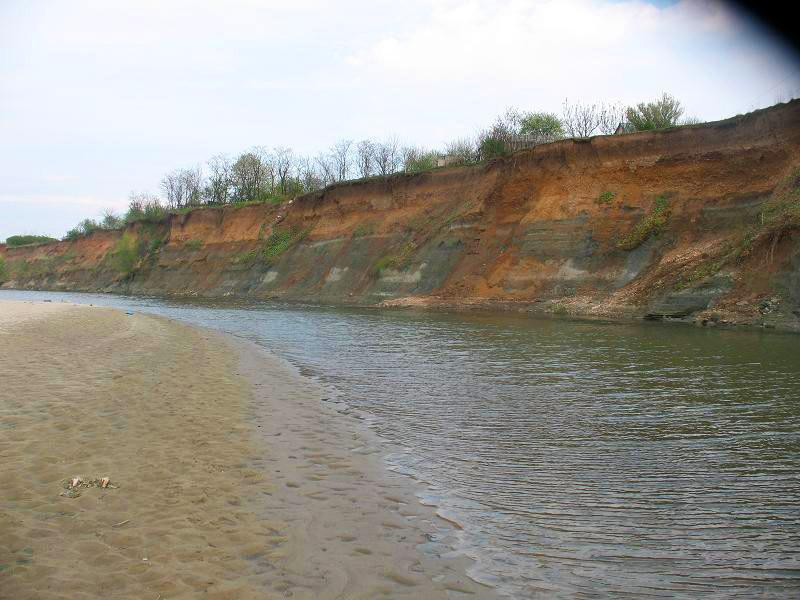 Râul Argeş, acoperit de gunoaie, ignorat de autorităţile statului 93791