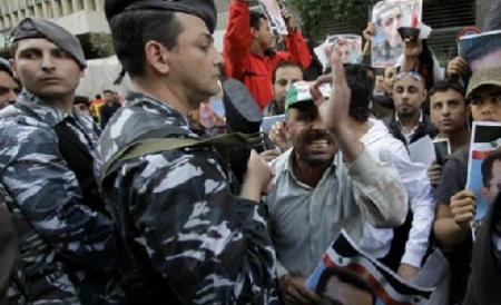 Violenţele continuă în Siria. Guvernul a masat tancuri lângă oraşele cu probleme