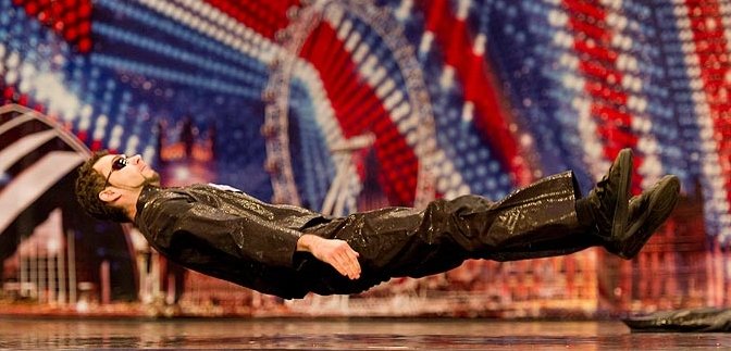 Un român care imită mişcările din Matrix face senzaţie la „Britain's Got Talent&quot;