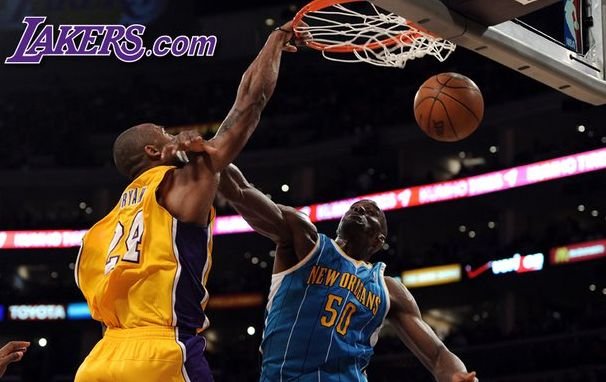 Kobe face spectacol după o accidentare la gleznă şi apropie Lakers de runda a doua