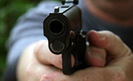 Focuri de armă la Constanţa. Bărbat împuşcat de două ori în picior pentru că a rupt flori 