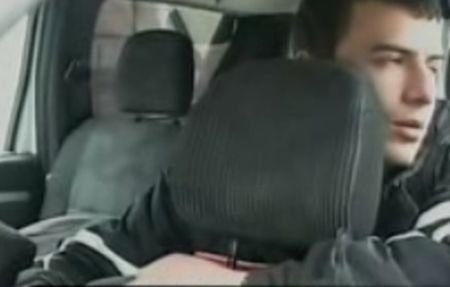 Un şofer beat a adormit în maşina poliţiştilor, după ce a provocat un accident