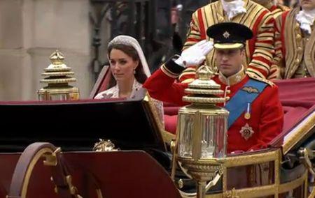 Prinţul William şi Kate Middleton, soţ şi soţie: S-au sărutat in balconul Palatului Buckingham 94105