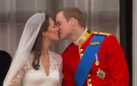 Prinţul William şi Kate Middleton, soţ şi soţie: S-au sărutat in balconul Palatului Buckingham 94111