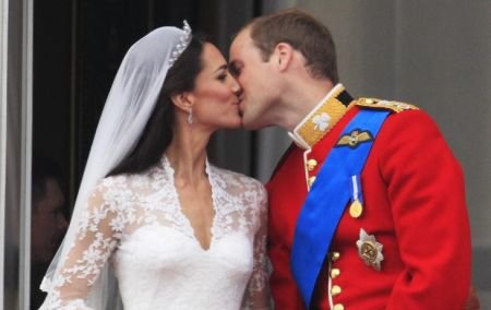 Prinţul William şi Kate Middleton, soţ şi soţie: S-au sărutat in balconul Palatului Buckingham