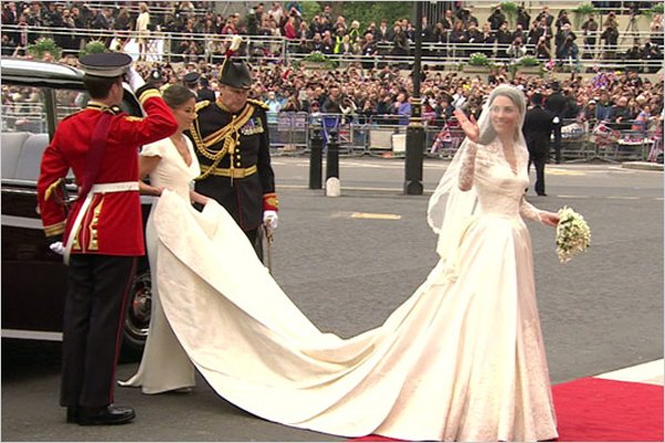 Rochia de mireasă a lui Kate Middleton, un succes marca Alexander McQueen