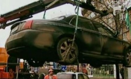 Un bucureştean a stat 6 ore suspendat în maşina care i-a fost ridicată pentru parcare ilegală
