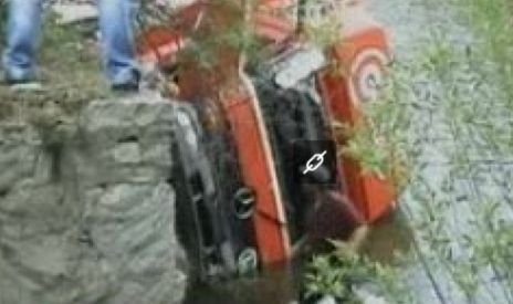 Bistriţa. Un TIR a plonjat în râul Sălăuţa, după ce şoferul a pierdut controlul volanului