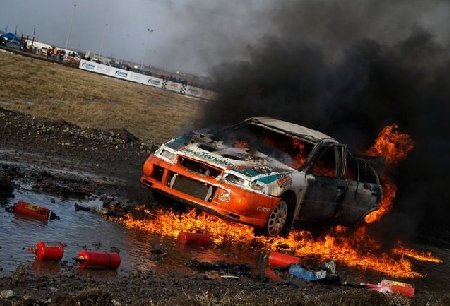 O maşină de curse din SUA e explodat în timpul competiţiei