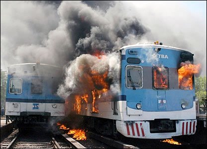 Argentina. Navetiştii au dat foc trenurilor din cauza unei întârzieri