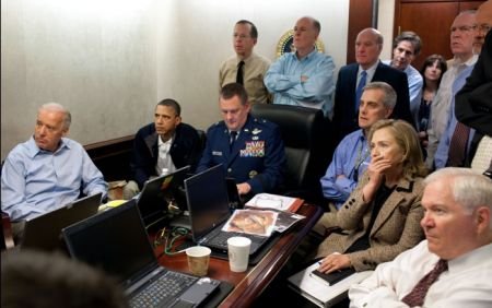 Fotografie cu Barack Obama şi Hillary Clinton urmărind în direct capturarea lui Osama bin Laden