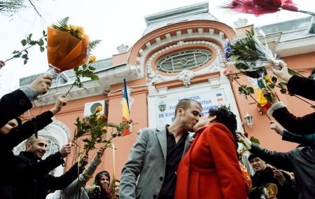 Căsătoria şi biserica, în topul instituţiilor în care românii au încredere. Internetul, pe locul patru