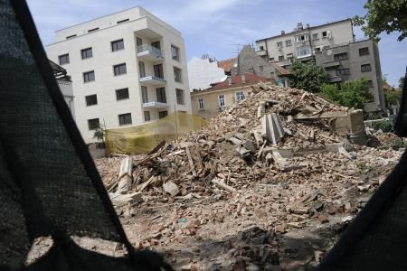 O clădire dezafectată din Bihor s-a prăbuşit peste două persoane. O femeie a murit
