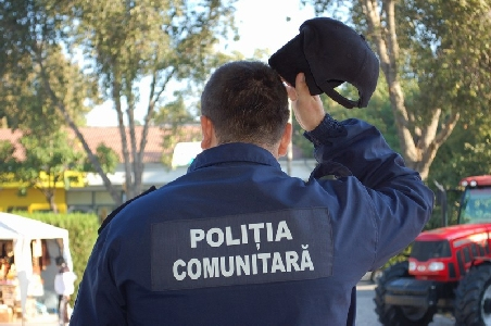 Poliţiştii dintr-un oraş vasluian, în uniformele de comunitari şi fără maşini, din lipsa banilor