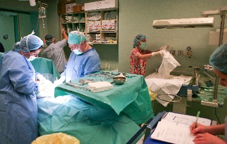 Transplant în premieră pentru medicina românească: Doi pacienţi au primit câte o parte din acelaşi ficat