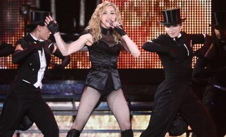 Madonna s-a despărţit de iubitul de 24 ani după o dispută pe teme religioase