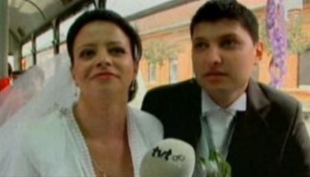 Doi tineri din Timişoara au sărbătorit nunta în tramvai