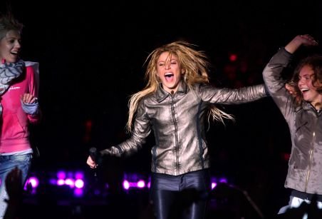 Shakira a cântat pentru peste 20.000 de fani uzi leoarcă