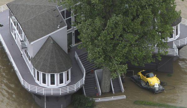 Din dragoste pentru maşină: Cum şi-a salvat un american Porsche-ul de la „înec” 94931